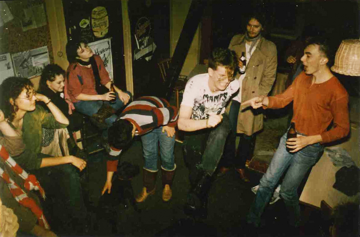 Pogo in im Kulturzentrum Landwatten 1984            